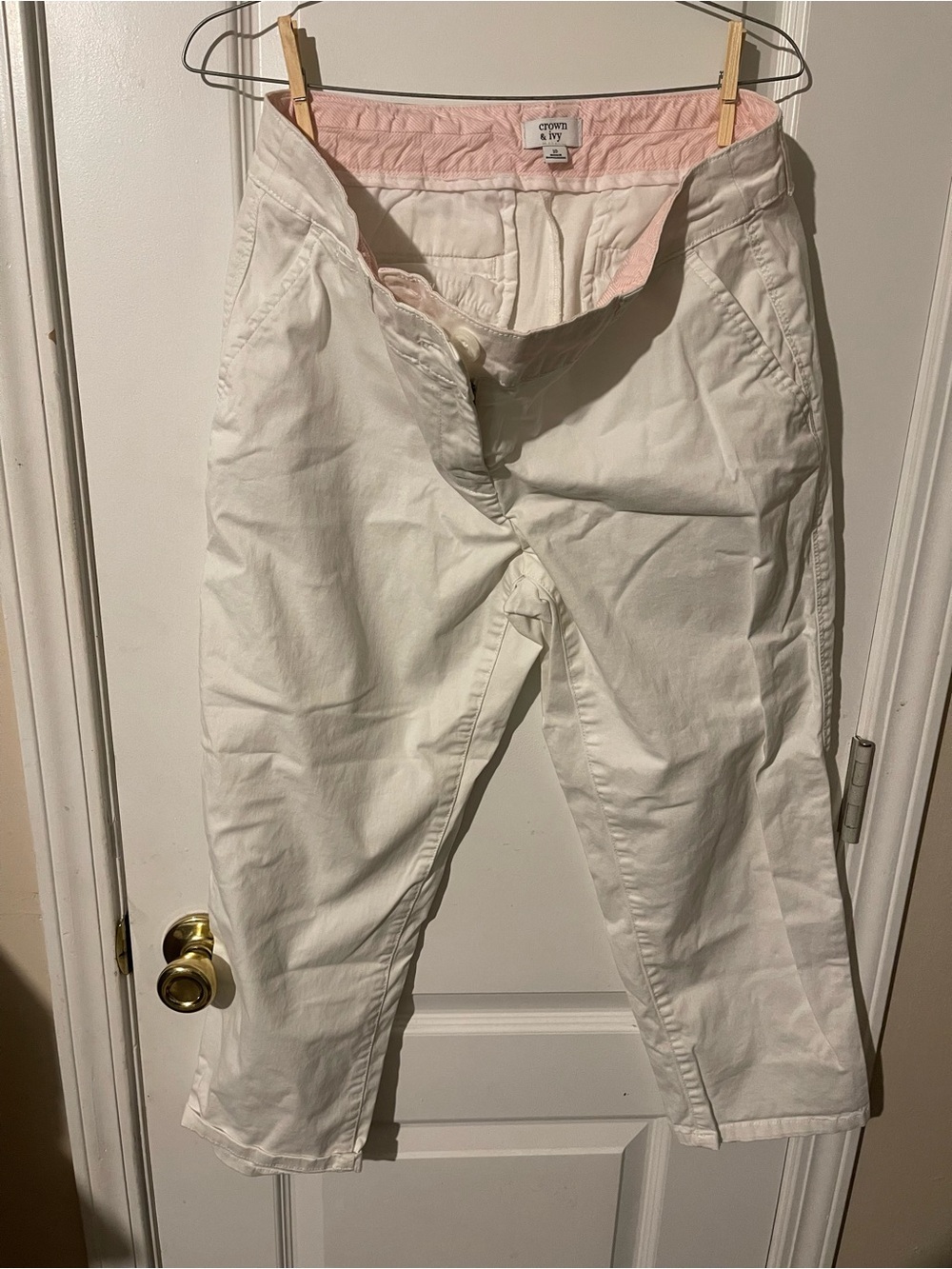 crown & ivy White Straight-Leg Jeans with Light Pink Waistband